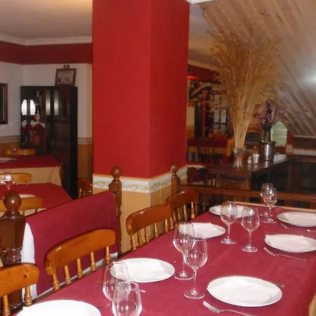 Hotell Favila 2*