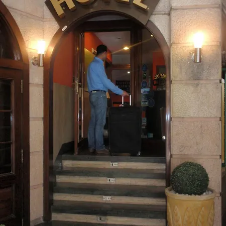 Hotell Favila 2*