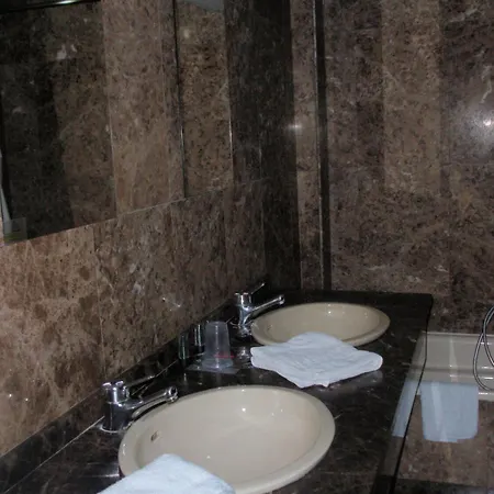 Hotell Favila 2*