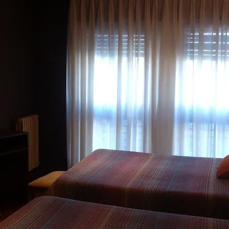 Hotell Favila 2*