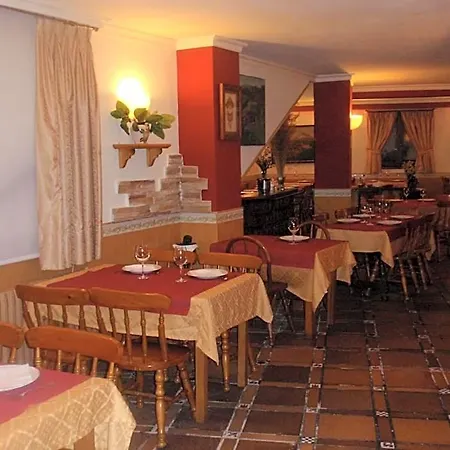 Hotell Favila 2*