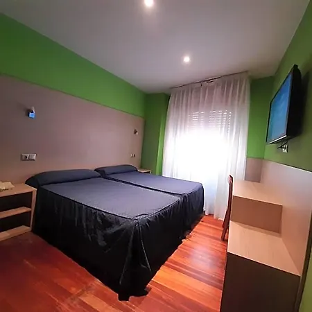 Hotell Favila 2*