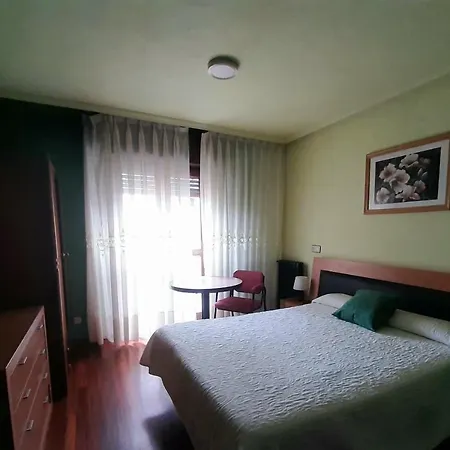 Hotell Favila 2*